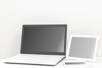 デジタルデバイス（ノートパソコン、スマートフォンと、タブレット端末）