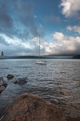 Harestua, samotna ł&oacute;dź na jeziorze