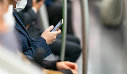 スマートフォン・電車・通勤