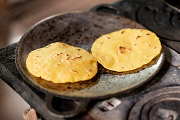 comal metálico muy caliente cocinando unas tortillas de maíz típicas de guanacaste costa rica,...