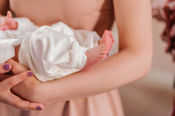 Obraz na płótnie Canvas little baby feet baby on mother's arm