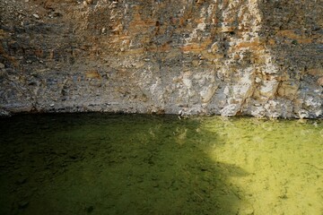 Kalkbergwand mit Spiegelung im See