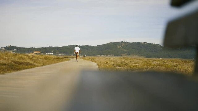 Hombre caminando en la playa de la Lanzada, Galicia. 
