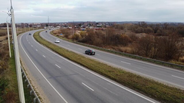 Cars are driving along the Tula - Novomoskovsk highway.