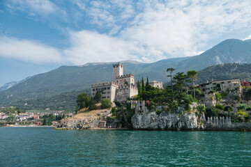 Naklejka premium Malcesine am Gardasee vom Wasser aus mit Blick auf Castello Scaligero