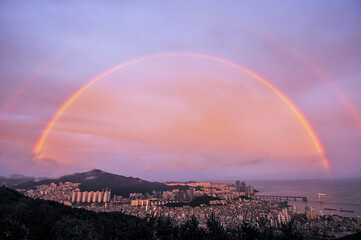 Fototapeta na wymiar double rainbow city landscape 쌍무지개 뜨는 도시의 풍경