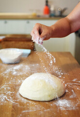 Proces zrobienia chleba, sypanie mąką, ręczna robota  - obrazy, fototapety, plakaty