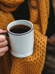 Jesienny kubek kawy w swetrze - obrazy, fototapety, plakaty