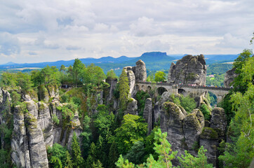 Blick auf die Bastei im Sommer, Elbsandsteingebirge