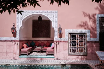 Zelfklevend Fotobehang Oriental hospitality. Traveling by Morocco. Relaxing in festive moroccan traditional riad interior in medina. © luengo_ua