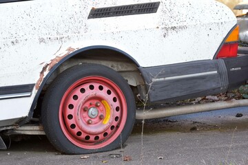 vergessene Schrottautos mit Moos und Flechten