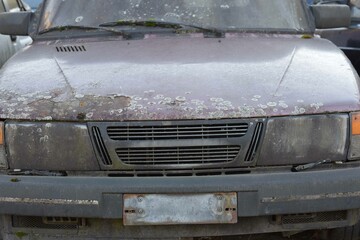 vergessene Schrottautos mit Moos und Flechten