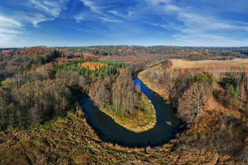  Meandrująca rzeka Łyna na Warmii w północno-wschodniej Polsce