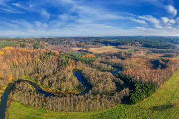  Meandrująca rzeka Łyna na Warmii w północno-wschodniej Polsce