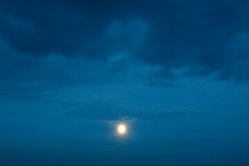 Wielki księżyc na tle błękitnego nieba