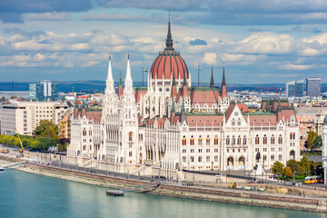 Fototapeta na wymiar Hungarian parliament building and Danube river in Budapest, Hungary