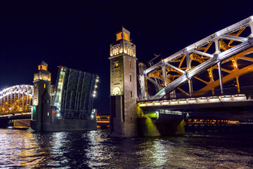 Fototapeta premium Night drawbridge across the Neva (St. Petersburg, Russia Peter the Great Bridge)