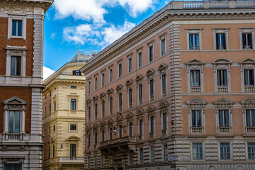 Fototapeta na wymiar Roma – le facciate di alcuni dei palazzi storici più famosi