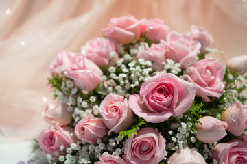 RAMO DE ROSAS NATURALES COLOR ROSA CON FONDO ROPA PASTEL