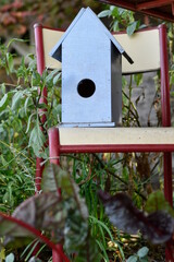 maison pou oiseaux vert artisanale pris dans un jardin