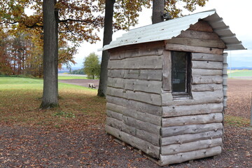 Verkaufsstand am Fußballplatz. Herbstlandschaft. Herbstlicht.