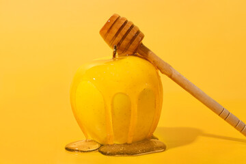 Ripe apple with sweet honey and dipper on color background © Pixel-Shot