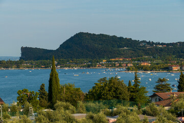 Rocca die Manerba Felsen in der Bucht von Manerba am Gardasee