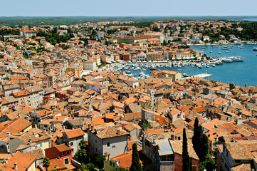Vue sur le port et la vieille ville de Rovinj en Istrie, Croatie