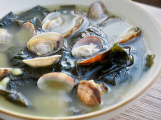한국의 전통음식 바지락 미역국
