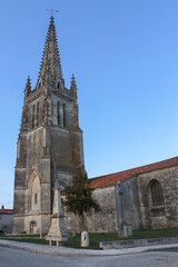 Fototapeta na wymiar Nouvelle Aquitaine - Charente-Maritime - Moëze - Eglise Saint-Pierre et monument aux morts