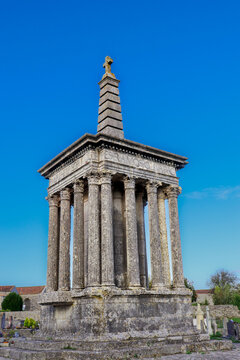 Nouvelle Aquitaine - Charente-Maritime - Mo&euml;ze - Croix hosanni&egrave;re et sa fl&egrave;che pyramidale