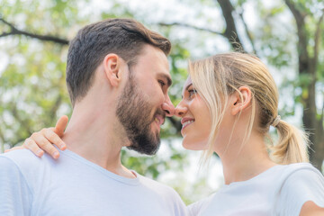 Naklejka premium caucasian couple having romanatic moment together in park