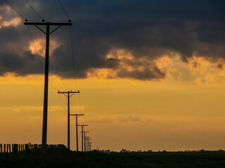 postes de electricidad en perspectiva al atardecer