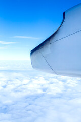 飛行機の窓から見えるすばらしい景色　青紺色の空　光