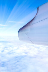 飛行機の窓から見えるすばらしい景色　青空と太陽の光