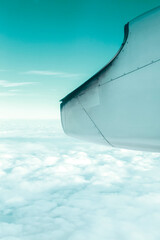 飛行機の窓から見えるすばらしい景色　緑系の空と太陽の光
