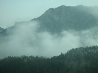 雲湧き上がる妙義山