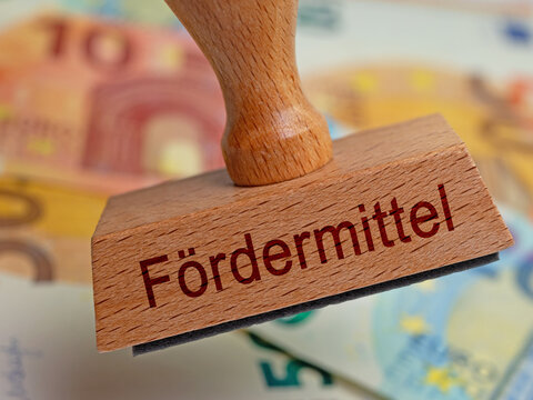 Stempel mit der Aufschrift "F&ouml;rdermittel" auf Geldscheinen