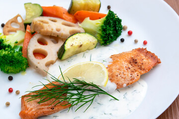 サーモンのソテーと野菜の盛り合わせ