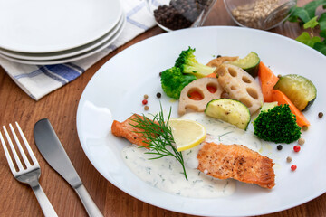 サーモンのソテーと野菜の盛り合わせ