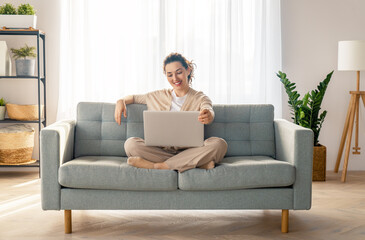Fototapeta premium woman using laptop