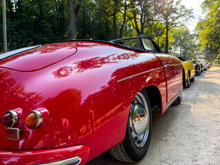 Rote Motorhaube eines perfekt restaurierten vintage Cabrio, Heckansicht mit Felgen aus Chrom....