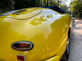 Gelbe Motorhaube eines perfekt restaurierten vintage Oldtimer Cabrio, Rückansicht.
