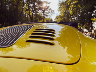 Gelbe Motorhaube eines perfekt restaurierten vintage Oldtimer Cabrio, Rückansicht. Ein schöner...
