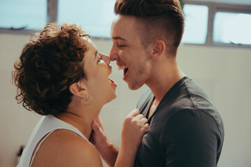 Playful queer couple having fun together - obrazy, fototapety, plakaty