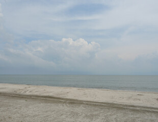 Obraz premium Beach with sea smooth and Cumulus cloud on beautiful blue sky , Holiday activities on the sand beach at Khao Sam Roi Yot national park, Thailand