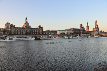 Fototapeta premium Prachvolles Dresdner Altstadtufer; Blick über die Elbe zur Brühlschen Terrasse mit Kunstakademie, Sekundogenitur, Ständehaus sowie Schlossturm und Hofkirche