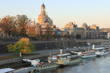 Obraz premium Dresdner Altstadtufer; Brühlsche Terrasse mit Kunstakademie und historischen Raddampfern am Terrassenufer