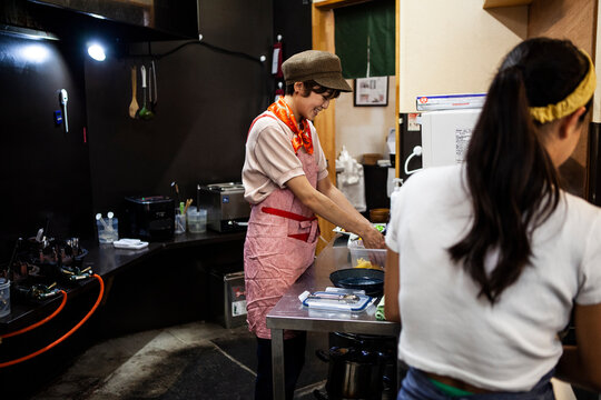 飲食店の厨房で働く女性シェフ