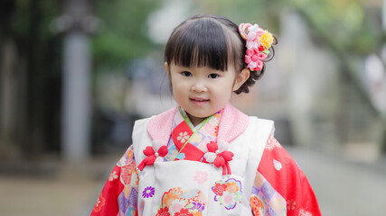 七五三のお祝いをする着物を着た女の子
